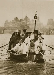 Enfants de chœur de St. Clement Danes marquant les limites de leur paroisse, dans un bateau sur la Tamise